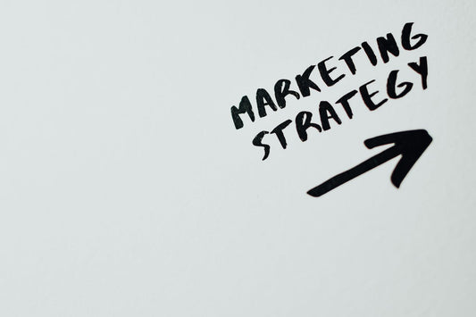 Fond blanc avec les termes « MARKETING STRATEGY ». 