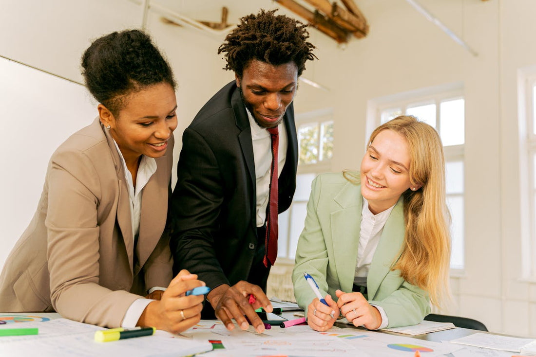 Individus ayant le regard plongé sur une table contenant des données analytiques. 