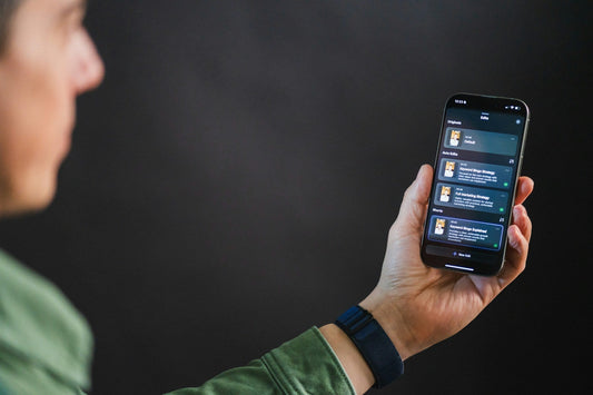 Homme tenant un smartphone avec une interface semblable à une application. 